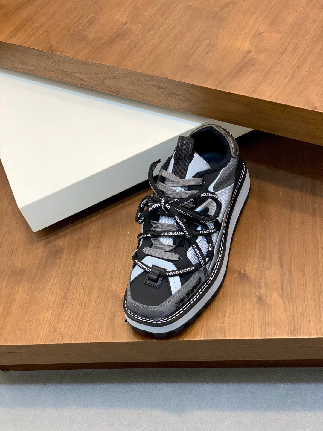 Men's men's shoes💰800 Dolce&Gabbana/Dolce & Gabbana men's new casual sports shoes This sneaker is made of multiple materials. The nylon fabric upper is integrated with glossy leather, suede leather and rubber elements, and is decorated with reflective details. It has a silk-screen logo and a dual design of thick round and flat laces. It has a square toe, rubber foam midsole and gear pattern rubber composite sole decorated with the iconic "DG" logo. The shoe body is decorated with three-dimensional labels with the brand logo in many places. The style is fashionable and elegant, and the unique design is presented in a dazzling and modern new language. The fabric towel lining is paired with logo cowhide feet for a stylish and stylish look! Comes with a full set of packaging! Size: 39-40-41-42-43-44 leather shoe size (38/45 can be customized but does not support returns)